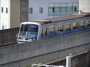 センター南駅～センター北駅間を走行するブルーライン(2017年7月15日)