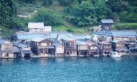 伊根の舟屋（2020年8月10日、京都・伊根町）
