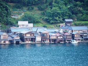 伊根の舟屋（2020年8月10日、京都・伊根町）