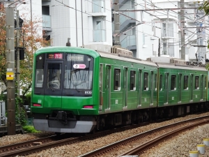 妙蓮寺駅～白楽駅間を走行する東急青ガエル電車(2020年11月2日)