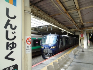 JR新宿駅を出発する相鉄12000系(2020年12月30日)