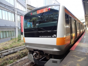 四ツ谷駅に停車する中央線快速(2020年12月30日)