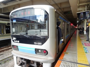 新宿駅に停車するりんかい線車両(2020年12月30日)