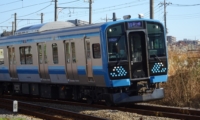 海老名駅付近を走行する相模線E131系車両(2022年1月3日)