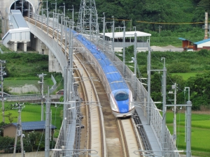 北陸新幹線（鉄道・運輸機構提供）