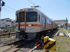 裾野駅を出発する御殿場線(2018年4月28日)