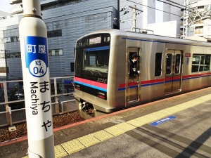 町屋駅を出発する京成線(2020年12月29日)