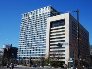 国際協力銀行(右：2021年2月16日、東京・大手町)