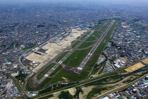 大阪国際空港（新関西国際空港提供、2021年5月13日）