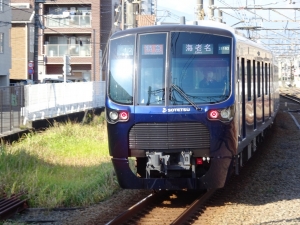 相模大塚駅付近を走行する相鉄21000系車両(2021年11月3日)