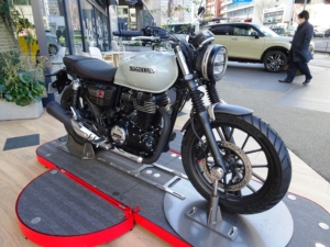 ホンダ本社前に展示されるオートバイ(2022年1月27日)