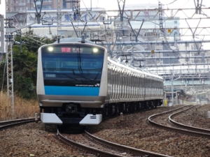 新子安駅～鶴見駅間を走行する京浜東北線(2022年2月26日)