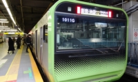 渋谷駅に停車する山手線(2022年3月29日)