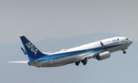 伊丹空港を離陸するANA機(2022年5月22日、読者提供)