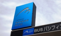 BAYSIDE BLUEバス停(2022年4月28日、横浜・みなとみらい)