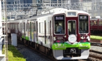 大阪梅田駅を出発する阪急1000系(2022年6月29日)