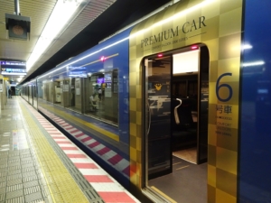 淀屋橋駅に停車する京阪電車3200系プレミアムカー(2022年6月30日)