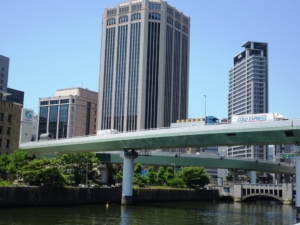 阪神高速道路(2022年6月30日、大阪・肥後橋)