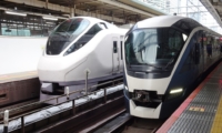 東京駅に停車する特急ひたち(左)と特急サフィール踊り子(2022年8月12日)