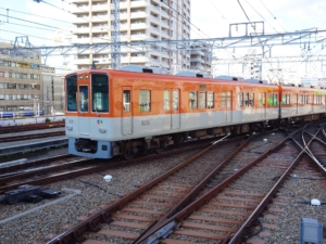 尼崎駅付近を走行する阪神電車急行8000系(2022年10月26日)