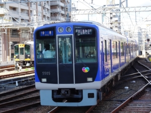 尼崎駅を出発する阪神電車普通5500系(20220年10月26日)