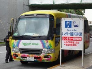 楽天トラベルのレンタカー送迎バス(2022年12月18日、那覇空港)