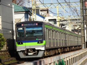 千歳烏山駅付近を走行する都営新宿線車両(2022年12月31日)
