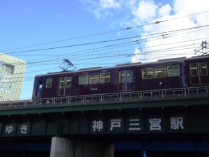 神戸三宮駅を出発する阪急7000系(2022年10月26日)