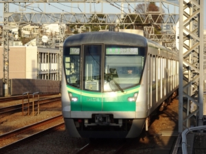 小田急線内を走行する千代田線車両(2023年２月11日)