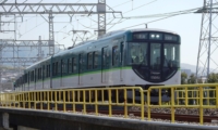 六地蔵駅付近を走行する京阪宇治線(2023年2月28日)