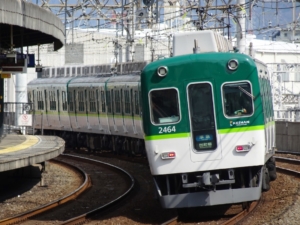 大田和駅を通過する京阪2400系(2023年3月1日)