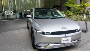 現代の電気自動車「IONIQ 5」(2023年4月6日、東京・大手町)