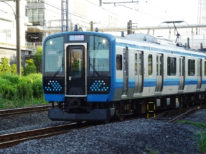 海老名駅を出発する相模線E131系(2023年7月16日)