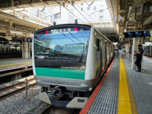 大崎駅に停車する埼京線車両(2023年7月27日)