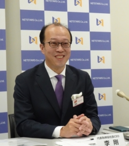 創業の経緯や、日本国内にQRコード決済を初めて持ち込んだ経緯に説明する李社長