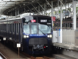 東急多摩川駅に停車する相鉄21000系車両(2023年8月27日)