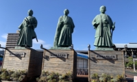 高知駅前の銅像。左から武市半平太、坂本龍馬、中岡慎太郎（2023年9月）