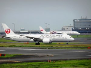 駐機場に向かうJAL機