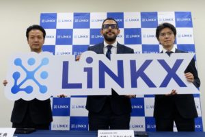LiNKX、上場記者会見時の写真